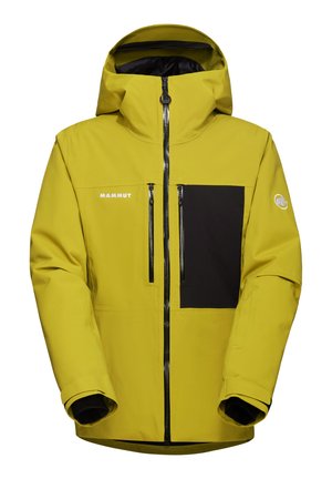Veste imperméable jaune avec une poche poitrine noire, capuche ajustable et fermeture éclair à l'avant. Présente un logo sur la poitrine et une manche stylisée.