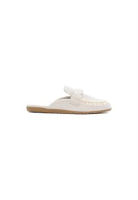 Mocassini bianchi in suede, slip-on, con dettagli intrecciati, suola piatta beige e design casual. Presentano una fascia decorativa nella parte frontale.