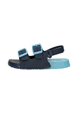 Sandale noire et bleu clair pour enfant avec deux boucles réglables et semelle tachetée, vue de côté sur fond blanc.