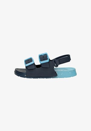 Sandale noire et bleu clair pour enfant avec deux boucles réglables et semelle tachetée, vue de côté sur fond blanc.