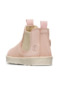 Stivaletto in suede rosa per bambini con pannello elastico laterale, linguette per il richiamo e suola bianca rigata, mostrato da un'angolazione laterale posteriore.