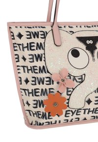 Geantă tote cu un design alb și negru, text, un motiv cu elefant sclipitor și accente florale colorate în roz și portocaliu.