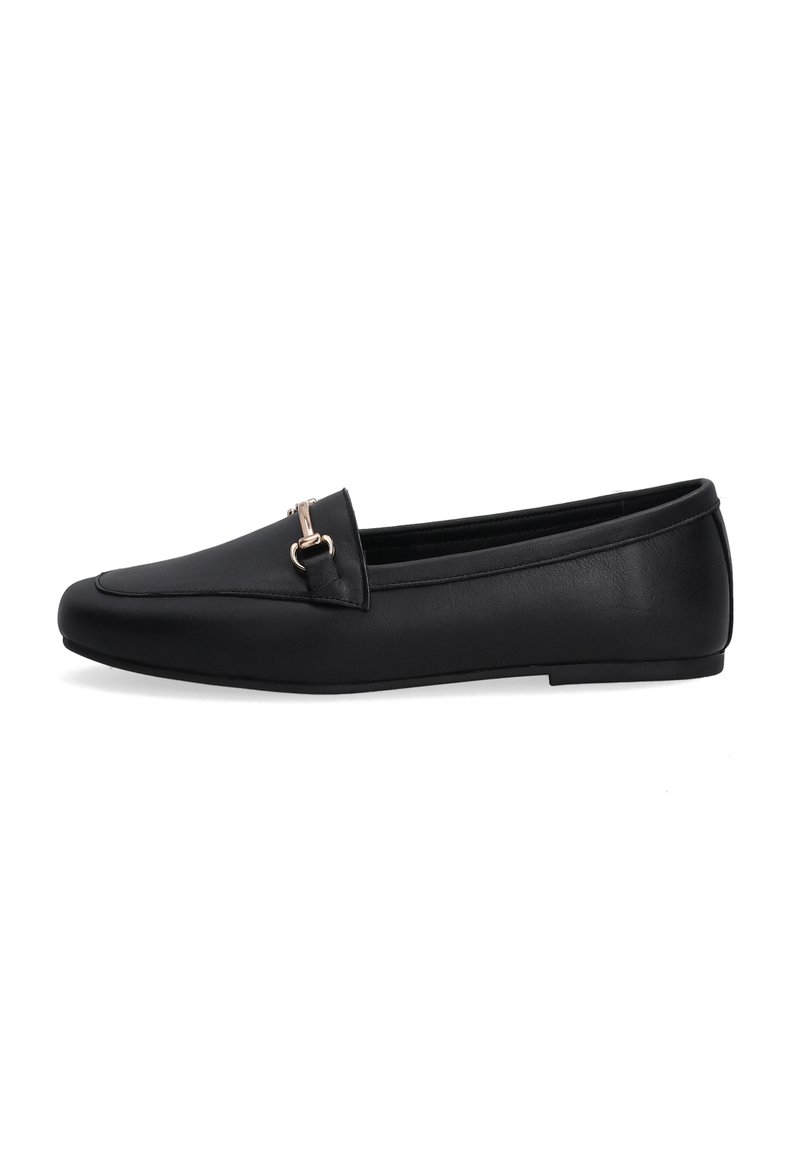 Zwarte leren loafers met een platte zool, spitse neus en decoratieve hardwareaccent op de bovenkant. Gladde textuur en minimalistisch ontwerp.