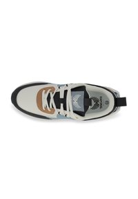 Sneaker con una toma bianca e navy, con dettagli in suede marrone, lacci neri e un logo grigio sulla linguetta; collare imbottito per il comfort.