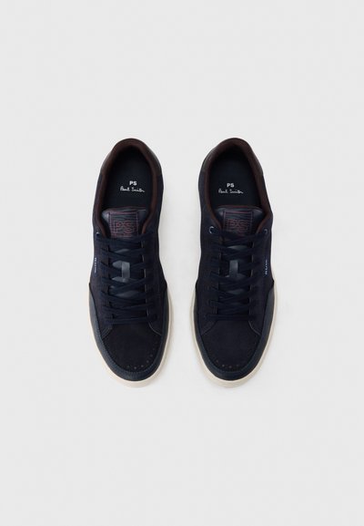 Ζευγάρι navy μπλε sneakers από σουέντ με μαύρα κορδόνια και λευκές σόλες, με την επωνυμία "PS Paul Smith" στις εσωτερικές σόλες και στις ετικέτες στη γλώσσα.