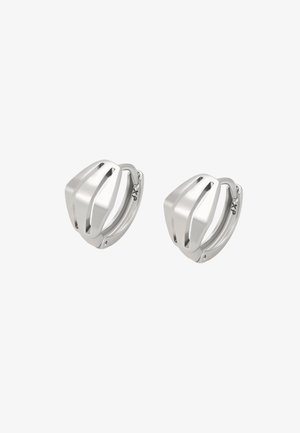 Silberne Metallohrringe mit einem schlanken, kantigen Design, das zwei gebogene Abschnitte enthält, die ein geometrisches Muster bilden. Mit Scharnierverschluss für sicheren Halt.