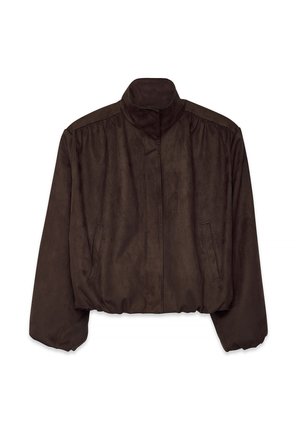 Chaqueta corta marrón en material suave similar a la ante con cuello alto, mangas largas y dos bolsillos laterales. Presenta detalle fruncido en los hombros.