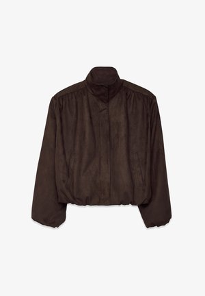 Bruine cropped jas van zacht suède-achtig materiaal met hoge kraag, lange mouwen en twee zijzakken. Heeft een geplooid schouderdetail.