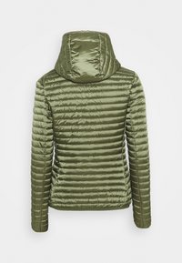 Giacca a vento verde oliva con cappuccio, caratterizzata da un design trapuntato e una texture leggera e lucida. Chiusura con zip al collo.