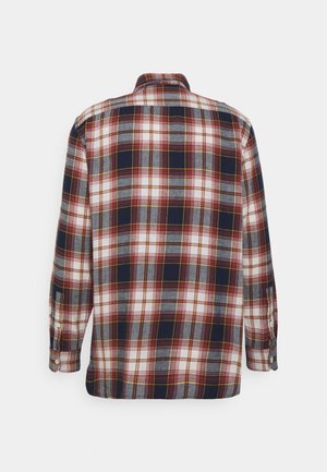 Koszula w kratę z długim rękawem i guzikami w tonacjach granatu, bieli, szarości i czerwieni, pokazana od tyłu na jednolitym tle.