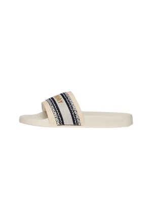 Sandal med flade såler i creme med en stribet stofrem med blå og hvide mønstre, præget logo og flad gummisål.