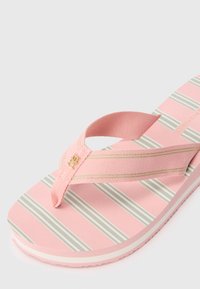 Rosa stripete flip-flop sandaler med brede stoffstropper som har gulltråd og en liten gull "H" detalj nær tåposten.
