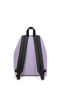 Levandulový batoh s černými polstrovanými ramenními popruhy a horním madlem zobrazený zezadu na bílém pozadí.