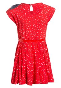 Rotes kurzes Kleid mit weißen Sternmustern, einem dünnen roten Gürtel an der Taille, plissiertem Rock und kleiner Knopflösung im Schlüssellochdesign am Nacken.