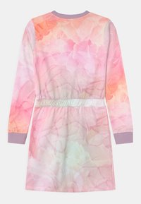 Pink blomster-mønstrede kjole med lange ærmer, elastisk talje og lilla ribbede manchetter. Blødt stof med akvarel effekt og varierende nuancer.