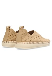 Beige instap schoenen van geperforeerd suede, met een geweven textuur, lichte rubberen zool en kleine achterhandvatten.