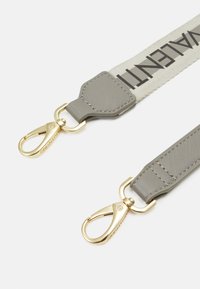 Szary pasek z złotymi metalowymi zapięciami, z plecionym wzorem i napisem "VALENTINO" napisanym dużymi czarnymi literami. Trwała tekstura materiału.