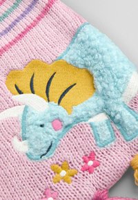 Strikket handske i pink med stribet mønster. Har en tekstureret blå dinosaur og broderede blomster i gul, pink og hvid.