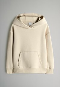 Beige hoodie lavet af blødt stof, med en stor hætte, frontkangaroo-lomme og ribbede manchetter. Glat tekstur og afslappet design.