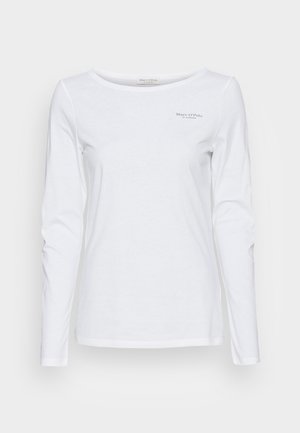 Weißes Langarmshirt mit Rundhalsausschnitt und kleinem „Marc O’Polo“-Logo auf der linken oberen Brust gedruckt.