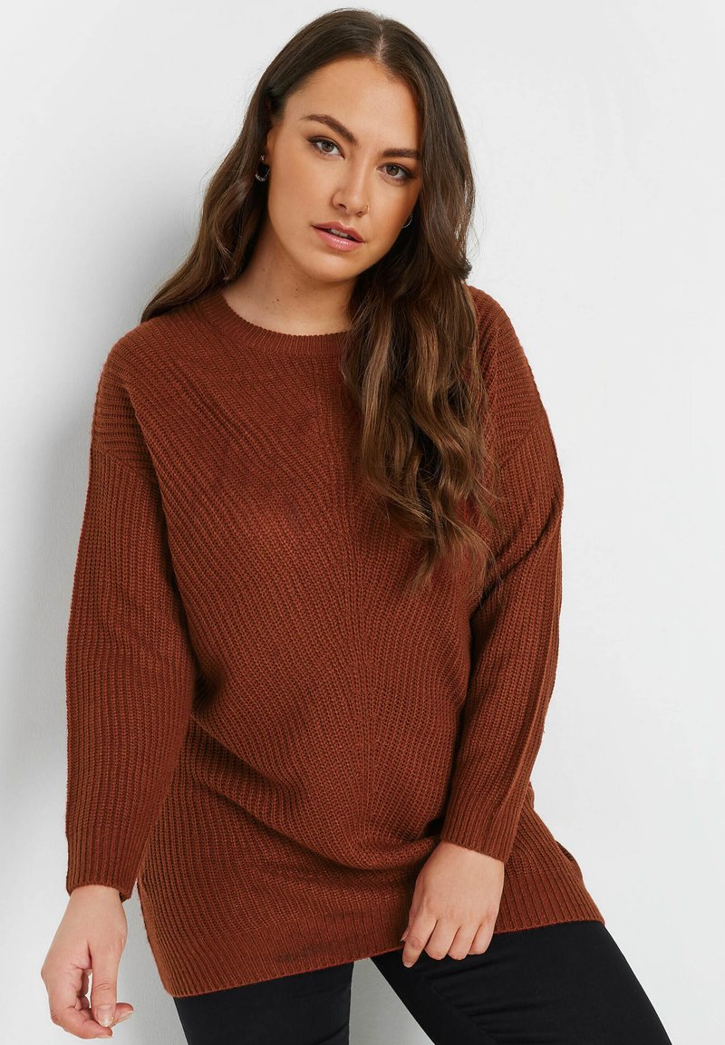 Brun stickad tröja med en avslappnad passform, ribbad textur och långa ärmar. Har en rund halsringning och sid-sprund för ökad komfort.