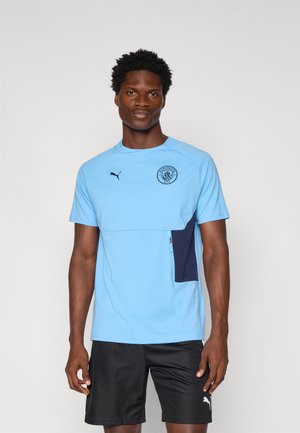 MCFC PUMATECH POCKET TEE - Article de supporter d'équipe de club - deep navy/team light blue