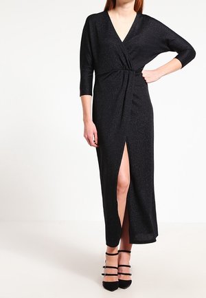 Schwarzes, langärmeliges Kleid mit V-Ausschnitt, Wickeldesign und Seitenschlitz. Hergestellt aus strukturiertem Stoff mit dezenten schimmernden Akzenten.
