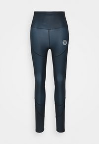 Leggings neri a vita alta realizzati in tessuto elasticizzato. Presentano cuciture curve e un piccolo logo sul retro. Texture liscia in tutto il prodotto.