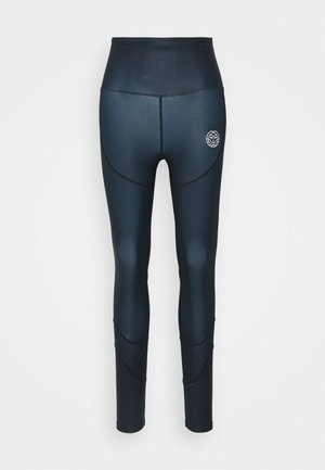 High-waisted zwarte leggings gemaakt van rekbare stof. Beschikbaar met gebogen naadlijnen en een klein logo op de achterkant. Glad textuur over het geheel.
