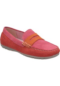 Wildlederschuhe im Farbton Rosa und Orange, mit einem kontrastierenden Riemen und Nähten, sowie einer leichten, flexiblen Sohle.