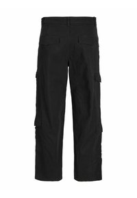 Pantaloni cargo negri cu o croială lejeră, având două buzunare laterale și două buzunare la spate. Fabricat dintr-un material rezistent cu o textură netedă.