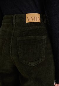 Vero Moda VMTESSA WIDE - Hlače - forest night