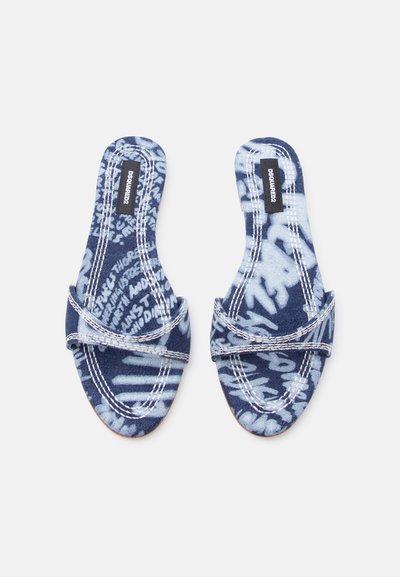 Ζευγάρι μπλε και λευκών σανδαλιών τύπου slide με μονή λουρίδα και ετικέτες "DSQUARED2" σε λευκό φόντο.