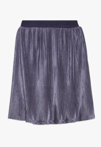 Fialová plisovaná sukně s texturovaným povrchem a elastickým pasem, na kterém je logo "Tommy Hilfiger". Sukně má A-liniový střih a dosahuje do poloviny stehna.