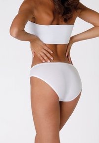 Bralette bianca in cotone e slip hipster abbinati, texture liscia, design minimalista, taglio aderente, cuciture sottili e bande elastiche in vita.