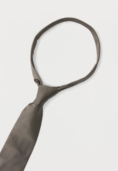 Καφέ γραμμωτή προδεμένη γραβάτα με ρυθμιζόμενο λουράκι για τον αυχένα, σε λευκό φόντο.