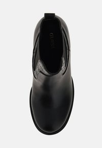 Stivale alla caviglia in pelle nera con finitura liscia, pannelli elastici laterali e un anello sul tallone per indossarlo facilmente. Suola a profilo basso.