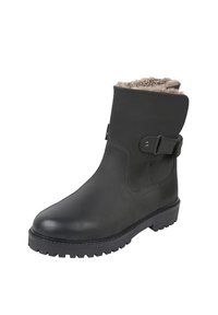 Czarny skórzany botek za kostkę z zaokrąglonym noskiem, teksturowaną gumową podeszwą oraz sztucznym futerkiem na górze. Posiada boczne zapięcie na klamrę.