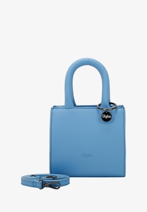 Hellblaues synthetisches Lederhandtasche mit runden Oberhandgriffen, einem abnehmbaren Schulterriemen und einem silbernen Hardware-Akzent mit einem Markenanhänger.