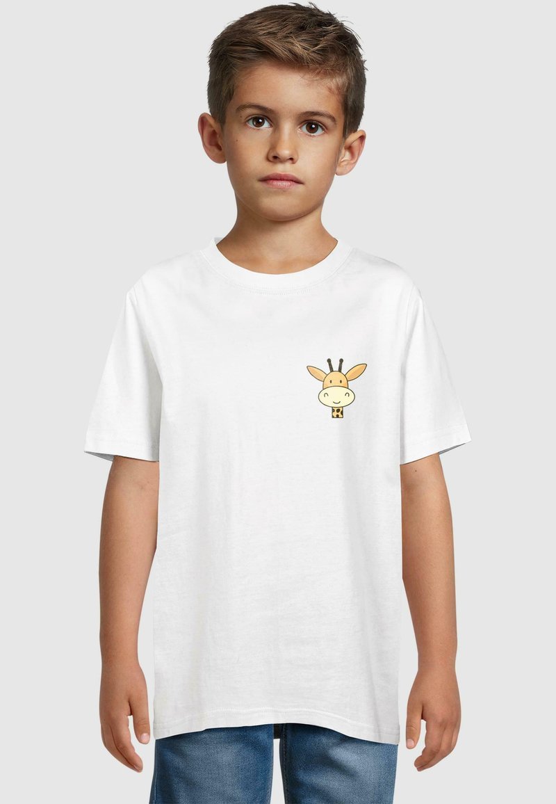 Hvid bomulds t-shirt med et cartoon giraffemotiv på venstre bryst. Korte ærmer og rund halsudskæring. Bæres med blå denim shorts.