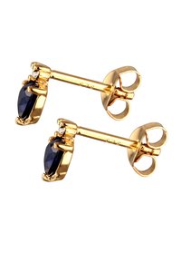 Guldplaterede øreringe med mørkeblå facetslebne sten, der har prong-indstillinger og sommerfuglebagside. Glat overflade og poleret finish.