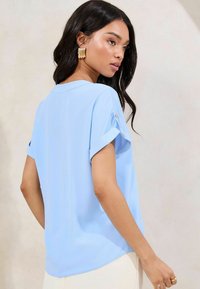 Lipsy REGULAR FIT UTILITY V NECK SHORT ROLL SLEEVE - Bluse - blue