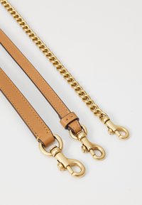 Baretă din piele și lanț, având o bază din piele bej, accesorii din metal cu ton aurit și două cleme detașabile; inclusă o secțiune din lanț.