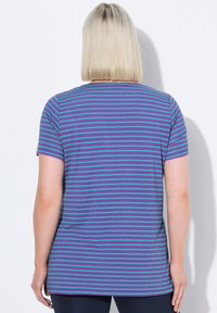 Fialové a tyrkysové pruhované tričko s krátkými rukávy a kulatým výstřihem, které má volný střih a lehkou tkaninu.