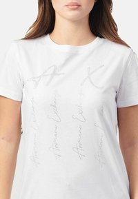 Armani Exchange CON STRASS - T-shirt con stampa - bianco