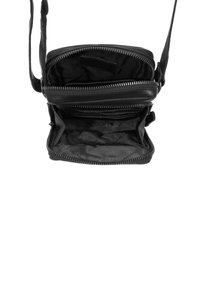 Borsa a tracolla in pelle nera con numerosi scomparti con zip, texture liscia e tracolla regolabile. Interno foderato in tessuto.