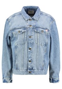 Ljusblå denimjacka med knappstängning, två bröstfickor och en liten röd Guess-logotyp på vänster ficka.