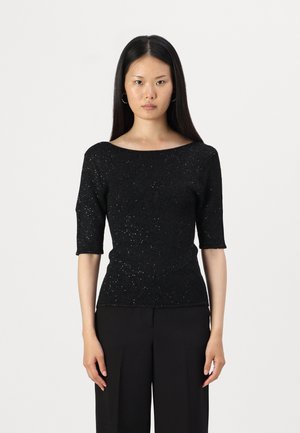 Top nero in maglia con scollatura a barca e maniche a tre quarti. Presenta una superficie testurizzata con scintille argentate sparse.