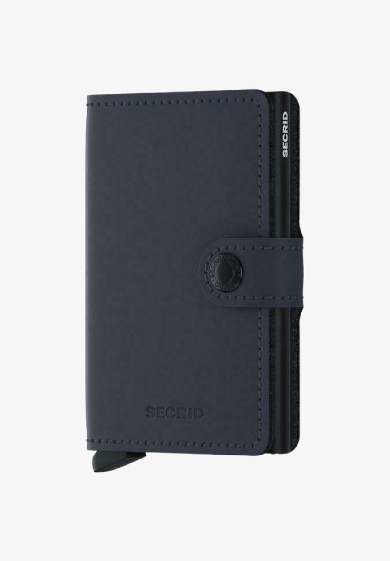 Portafoglio in pelle blu navy con chiusura a bottone automatico, caratterizzato da un design elegante, cuciture sottili e scomparti per carte laterali. Branding visibile.
