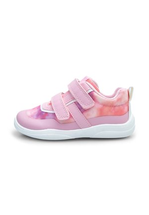 Różowe sneakersy z wzorem tie-dye z przodu, podwójne zapięcia na rzepy, gładki materiał syntetyczny i biała gumowa podeszwa.